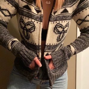 Super cute knit sweater TNA size S